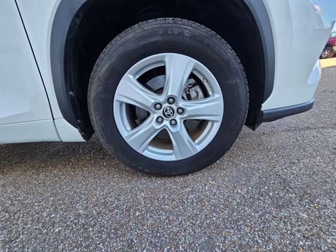 Used 2023 Toyota Highlander L image 57