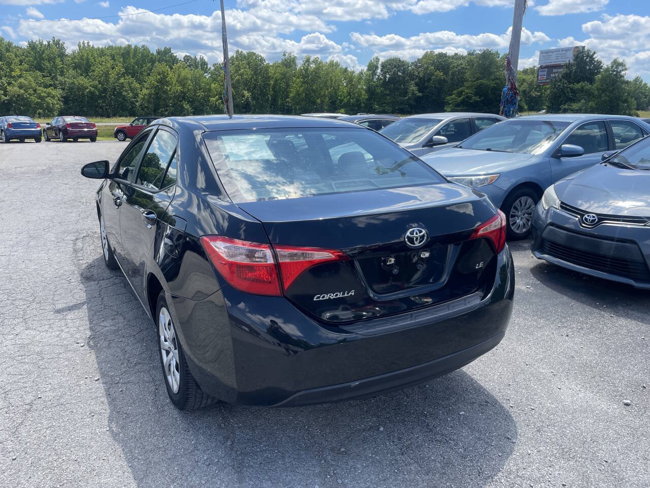 Used 2017 Toyota Corolla LE w/ Carpet Mat Package (TMS) FWD image 4