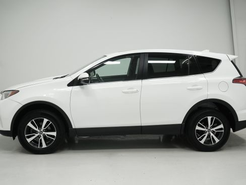 Used 2018 Toyota RAV4 XLE FWD image 7
