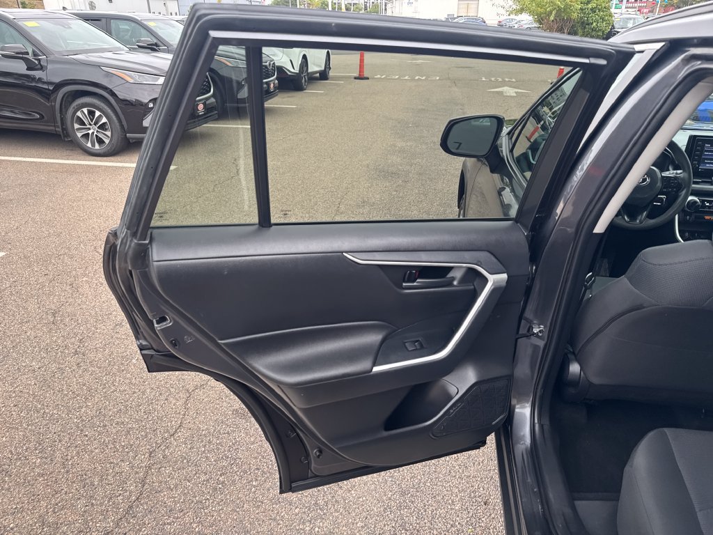 Used 2021 Toyota RAV4 LE AWD/4WD image 38