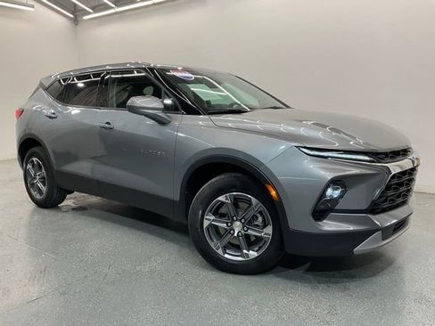 Used 2025 Chevrolet Blazer LT FWD image 2