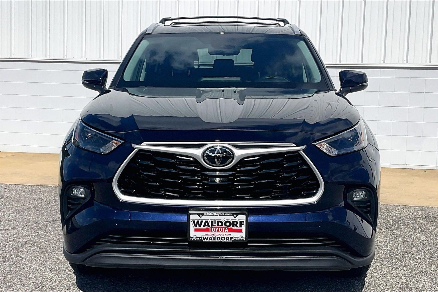 Used 2023 Toyota Highlander XLE AWD/4WD image 3