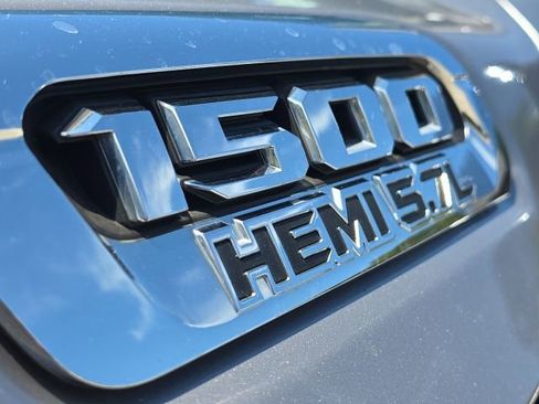 Used 2019 RAM 1500 Laramie AWD/4WD image 9