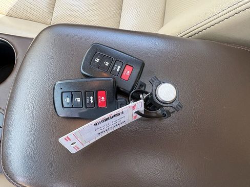 Used 2015 Toyota Avalon Limited image 36