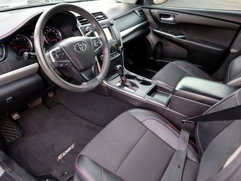 Used 2017 Toyota Camry SE image 3
