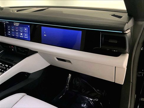 New 2026 Porsche Macan 4 Electric image 21