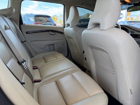 Used 2010 Volvo V70 FWD image 15