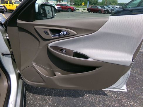 Used 2018 Chevrolet Malibu Hybrid FWD image 25