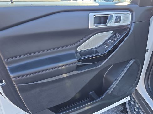 Certified 2021 Ford Explorer Platinum w/ Equipment Group 601A image 18