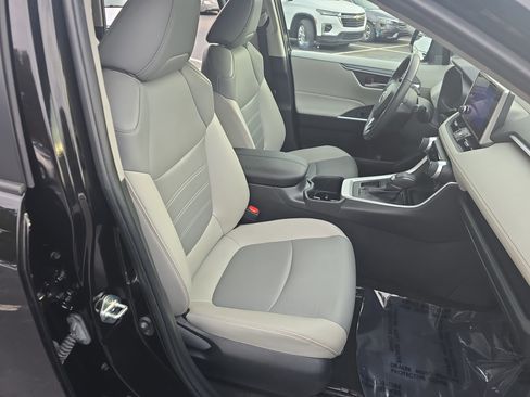 Used 2023 Toyota RAV4 XLE Premium image 10