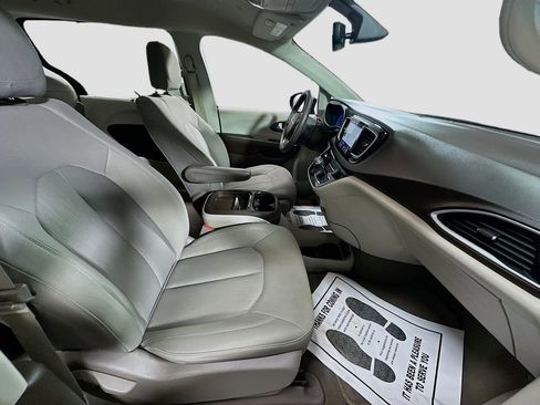 Used 2020 Chrysler Pacifica Touring image 29