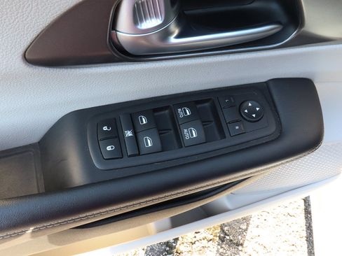 Used 2024 Chrysler Pacifica Touring-L FWD image 16