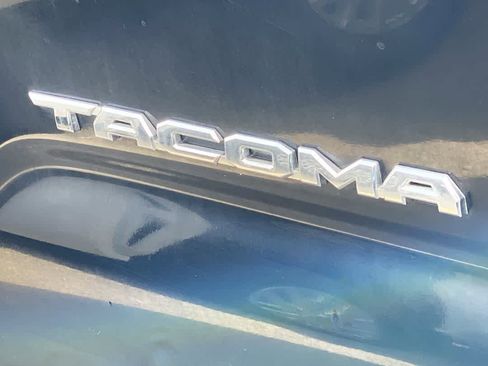 Used 2019 Toyota Tacoma TRD Sport image 12