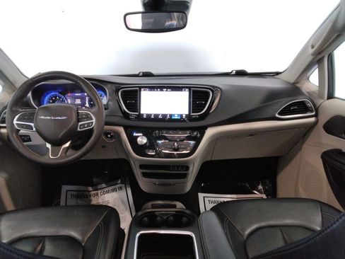 Used 2023 Chrysler Pacifica Touring-L image 34