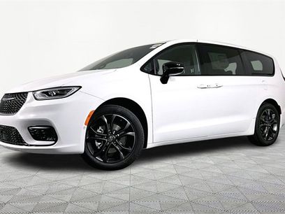 New 2026 Chrysler Pacifica Select