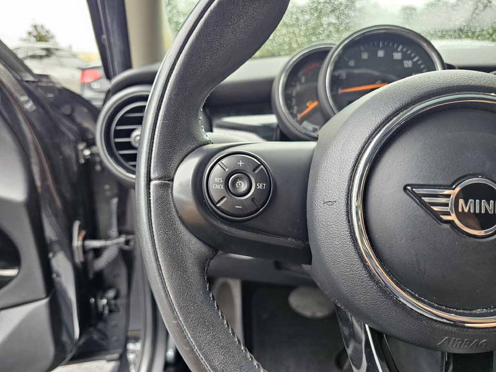 Used 2019 MINI Cooper 4-Door Hardtop w/ Signature Upholstery Package FWD image 25