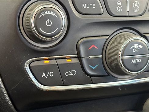 Used 2023 Jeep Cherokee Altitude Lux image 29