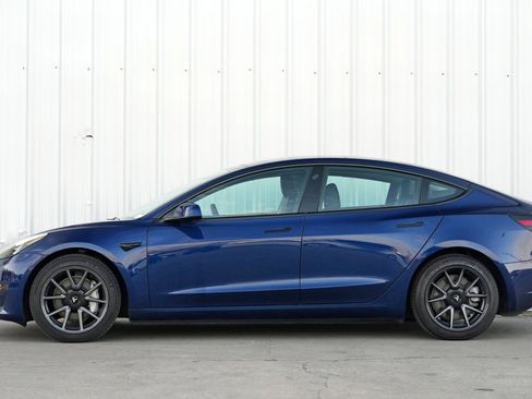 Used 2023 Tesla Model 3 Standard Range image 9