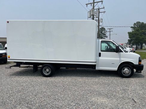 Used 2018 Chevrolet Express 3500 w/ Driver Convenience Package RWD image 5