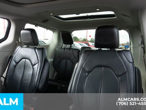 Used 2017 Chrysler Pacifica Limited image 16