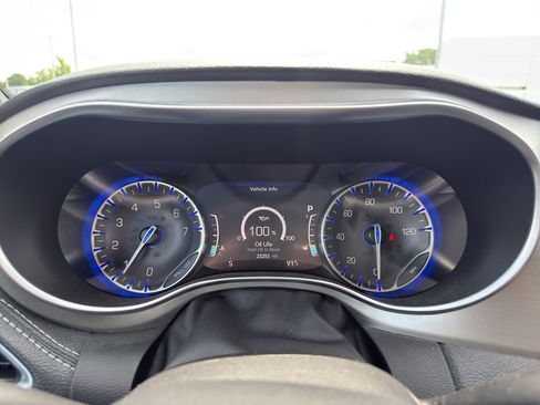 Used 2024 Chrysler Pacifica Limited w/ S Appearance Package FWD image 18