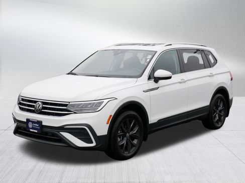 Certified 2024 Volkswagen Tiguan SE image 3