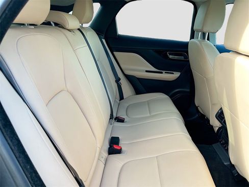 Used 2017 Jaguar F-PACE Premium image 28
