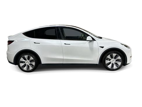 Certified 2022 Tesla Model Y Long Range AWD/4WD image 7