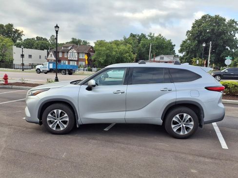 Used 2022 Toyota Highlander XLE AWD/4WD image 32