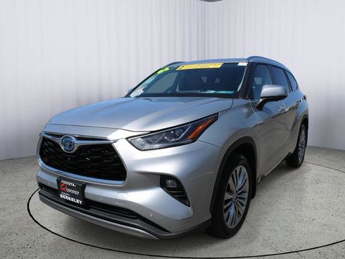 Used 2024 Toyota Highlander Platinum image 4