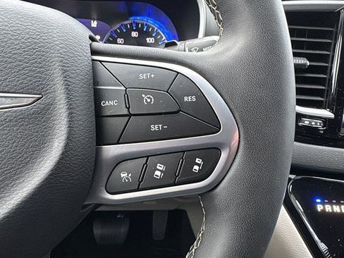 Used 2024 Chrysler Pacifica Touring-L image 20