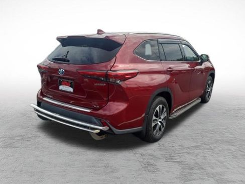 Used 2022 Toyota Highlander XLE AWD/4WD image 7