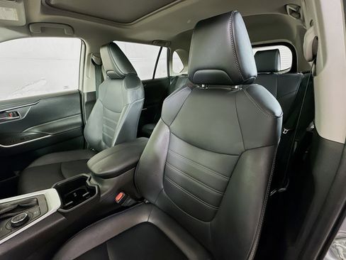 Used 2022 Toyota RAV4 XLE Premium image 19