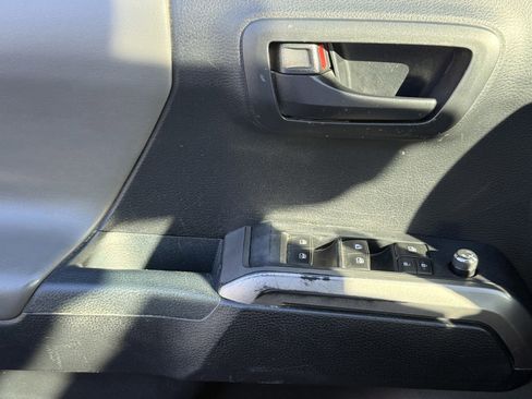 Used 2018 Toyota Tacoma SR5 image 19