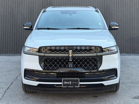 New 2026 Lincoln Navigator Reserve image 3