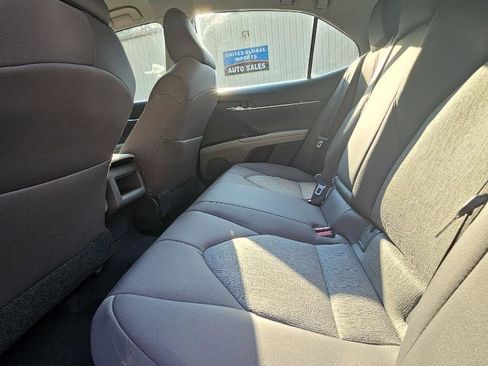 Used 2018 Toyota Camry LE image 28