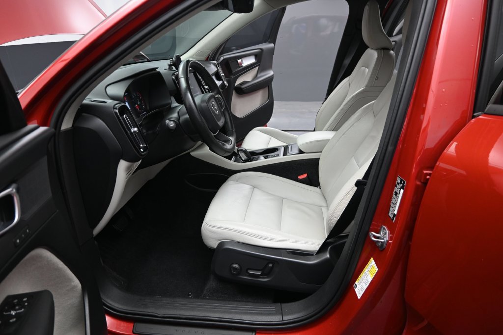 Used 2019 Volvo XC40 T4 Momentum FWD image 15