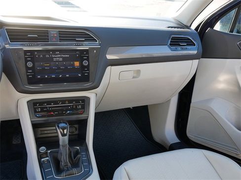 Certified 2022 Volkswagen Tiguan SE image 24