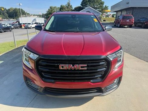 Used 2024 GMC Terrain SLE w/ Driver Convenience Package FWD image 2