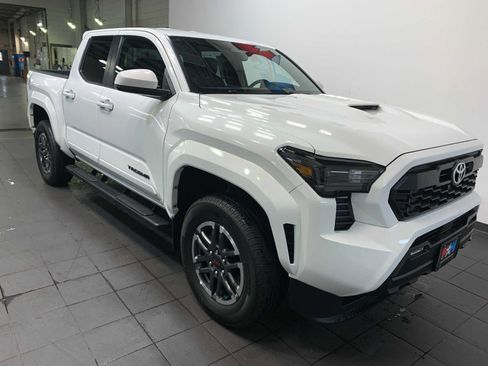 Used 2024 Toyota Tacoma TRD Sport image 2