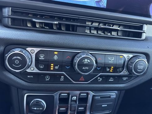 Used 2024 Jeep Gladiator Sport image 32