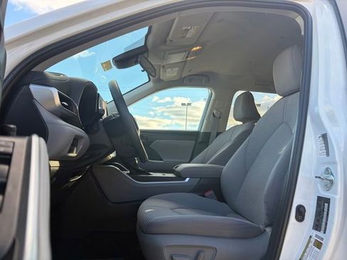 Used 2023 Toyota Highlander L image 15