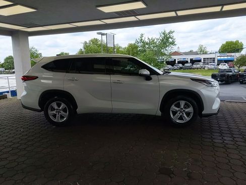 Used 2022 Toyota Highlander L FWD image 5
