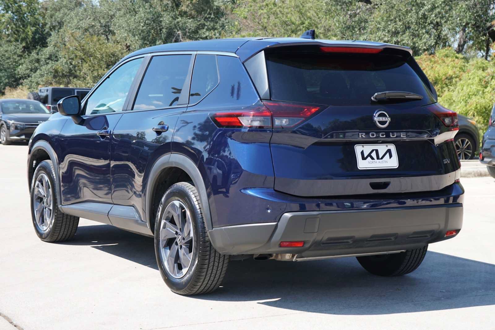 Used 2024 Nissan Rogue SV FWD image 3