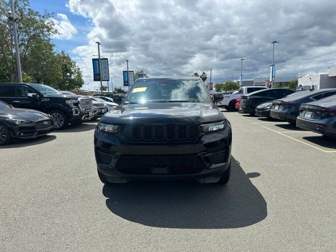 Used 2025 Jeep Grand Cherokee Altitude AWD/4WD image 1
