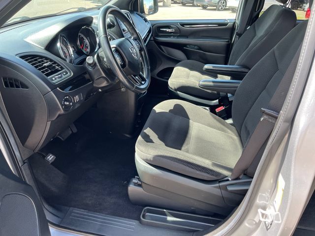 Used 2018 Dodge Grand Caravan SE FWD image 3
