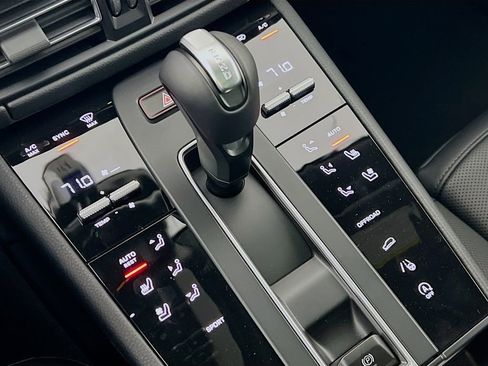 New 2026 Porsche Macan Base image 18