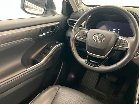 Used 2023 Toyota Highlander Platinum FWD image 12