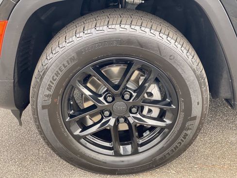 Certified 2023 Jeep Grand Cherokee Laredo w/ Luxury Tech Group I image 11