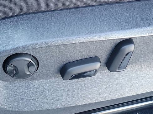 Used 2022 Volkswagen Tiguan SE image 27